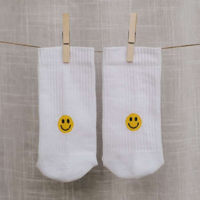 Eulenschnitt Socken Smiley Gelb – Fröhliche Socken aus Bio-Baumwolle mit Smiley-Design für gute Laune und Komfort.