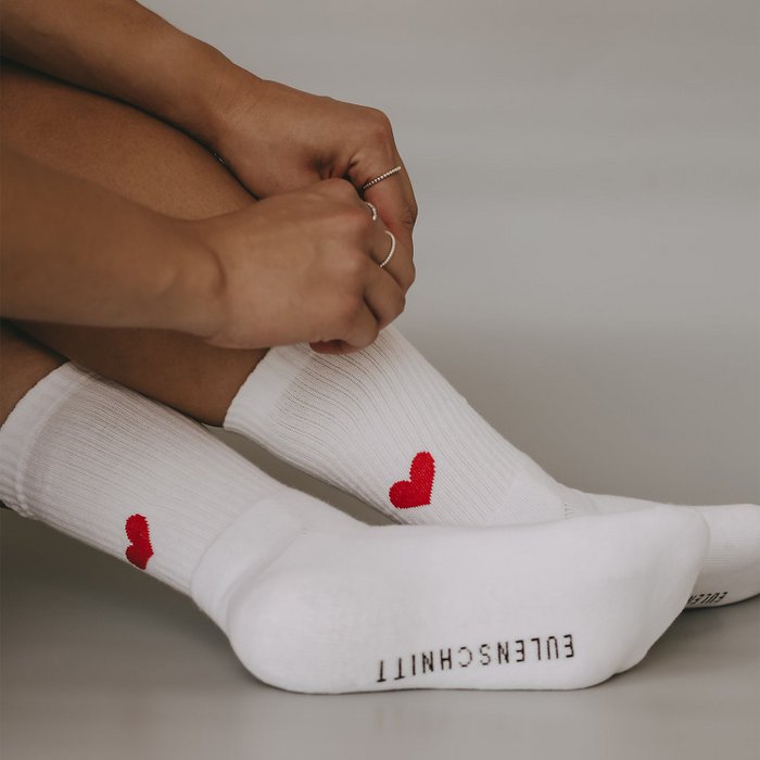 Eulenschnitt Socken Herz Rot – Nachhaltige Socken mit Herz-Design aus Bio-Baumwolle für höchsten Tragekomfort und Stil