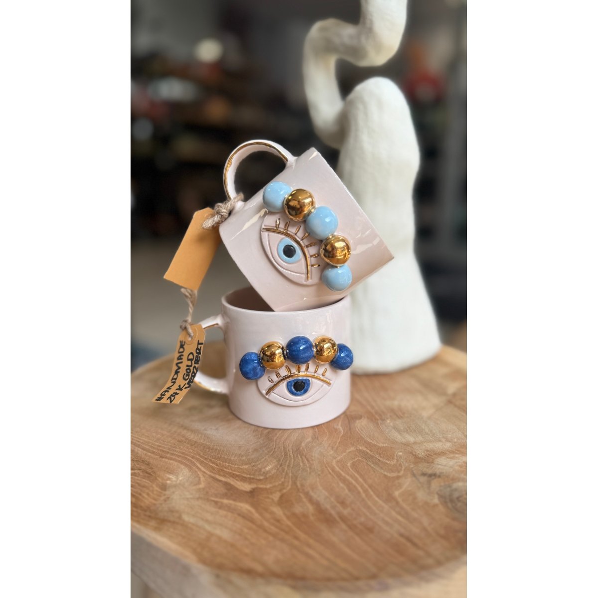 Handgefertigte keramiktasse in zwei verschiedenen varianten, evil eye nazar tasse