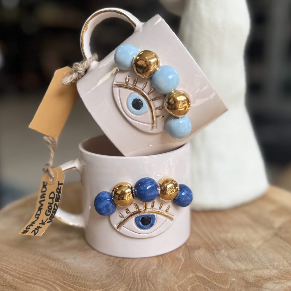 Handgefertigte keramiktasse in zwei verschiedenen varianten, evil eye nazar tasse