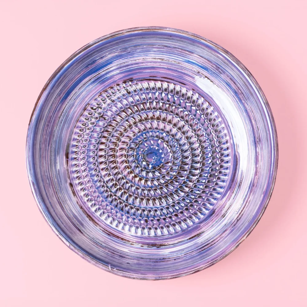 Keramikteller Knoblauchreibe Lavendel von Alfar Tierra Cocida, 12,5 cm, handgemacht in Spanien – stilvolle Reibe für Knoblauch, Ingwer und Gewürze.