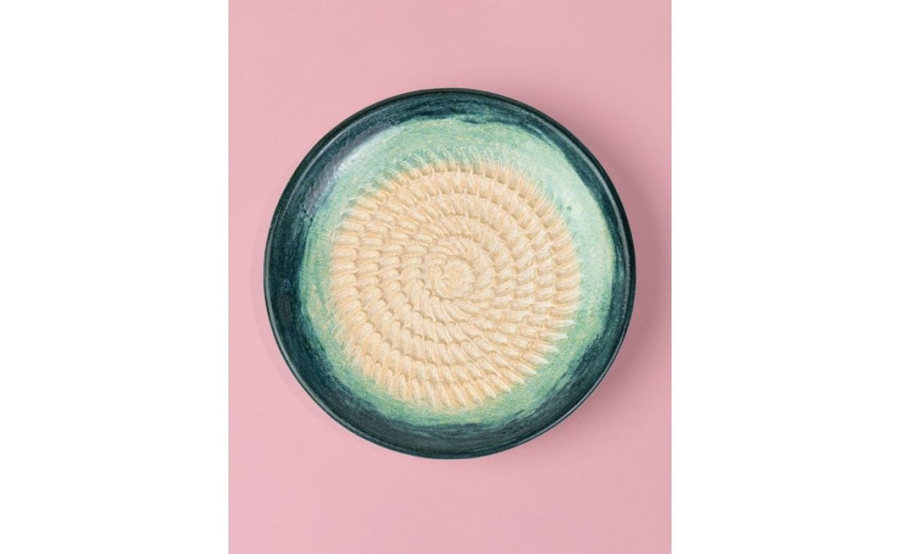 Keramikplatte Käsereibe Breeze von Alfar Tierra Cocida, in zartem Blau, 12,5 cm, handgefertigt in Spanien – stilvolle Reibe für Käse und Gewürze.