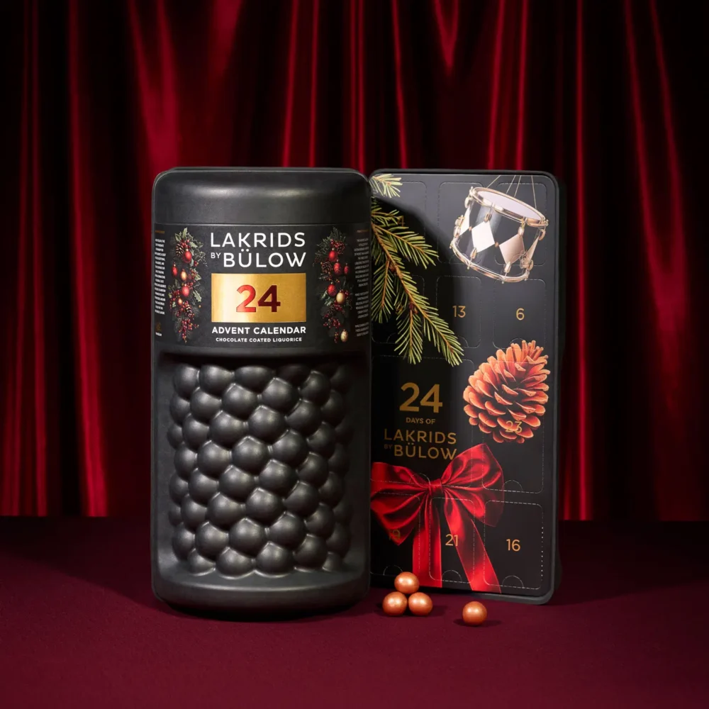 Lakrids By Bülow Adventskalender 2025 mit 24 Türchen und Lakritz-Kugeln mit Schokoladenüberzug